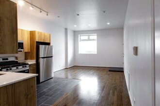 2216 W Taylor St in Chicago, IL - Building Photo - Building Photo