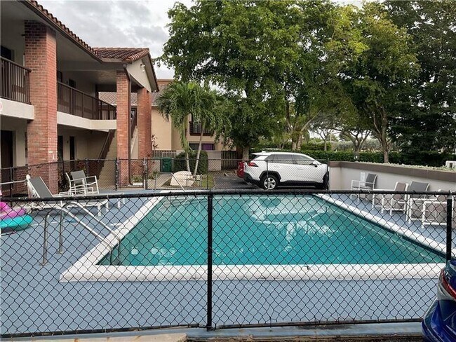 10825 Royal Palm Blvd in Coral Springs, FL - Building Photo - Building Photo