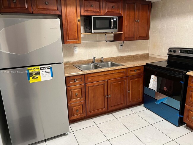 912 N 56th Ave in Hollywood, FL - Foto de edificio - Building Photo