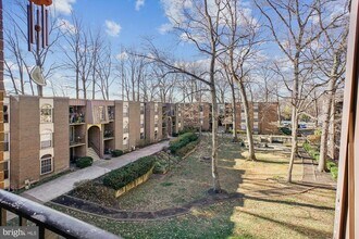 3356 Woodburn Rd in Annandale, VA - Foto de edificio - Building Photo