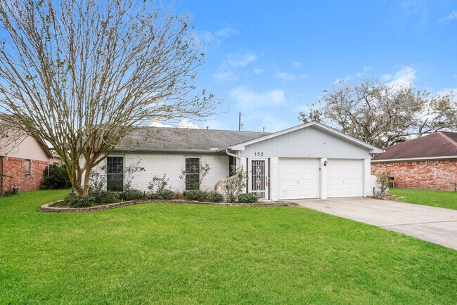 152 Bastrop St in Angleton, TX - Building Photo - Building Photo