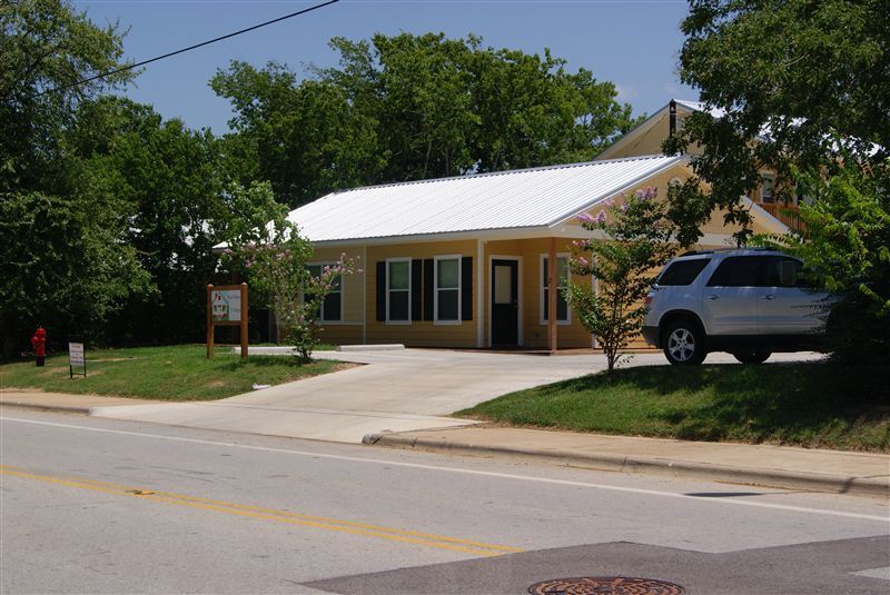 204 E Buck St in Caldwell, TX - Building Photo