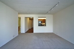 240 E Wacker Dr in Chicago, IL - Building Photo