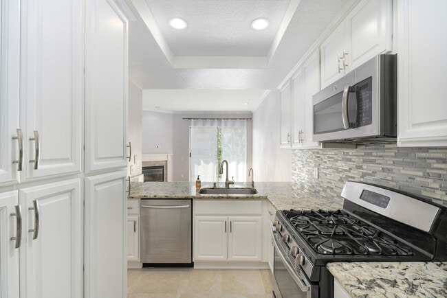 1820 S Beverly Glen Blvd, Unit 201 in Los Angeles, CA - Building Photo - Building Photo