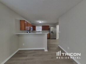 607 Deer Trail Dr in Indianapolis, IN - Foto de edificio - Building Photo