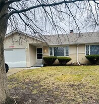 1065 Hiawatha Dr in Elgin, IL - Building Photo