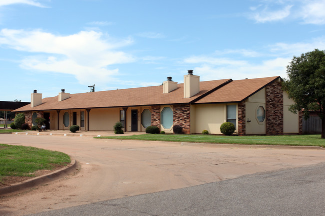 7 Pines Village in Enid, OK - Foto de edificio - Building Photo