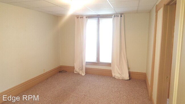 523 W 2nd St in Cedar Falls, IA - Building Photo - Building Photo