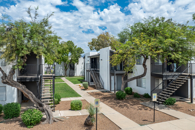 Las Brisas Apartment Homes in Tucson, AZ - Foto de edificio - Building Photo