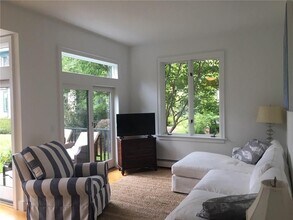 158 Narragansett Ave in Newport, RI - Building Photo - Building Photo
