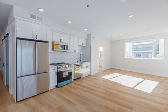 Pacific Heights II in San Diego, CA - Building Photo - Interior Photo