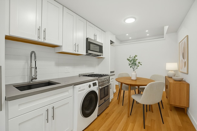337 E 41st St, Unit 2a in New York, NY - Foto de edificio - Building Photo