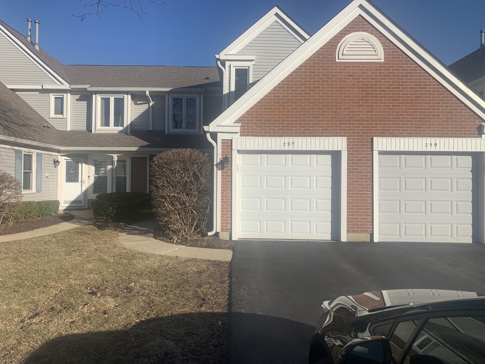 257 Doral Ct in Elk Grove Village, IL - Foto de edificio