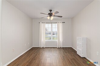 121 Castlewood Dr in Seguin, TX - Building Photo - Building Photo