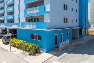 Baker Tower in Hollywood, FL - Building Photo - Building Photo