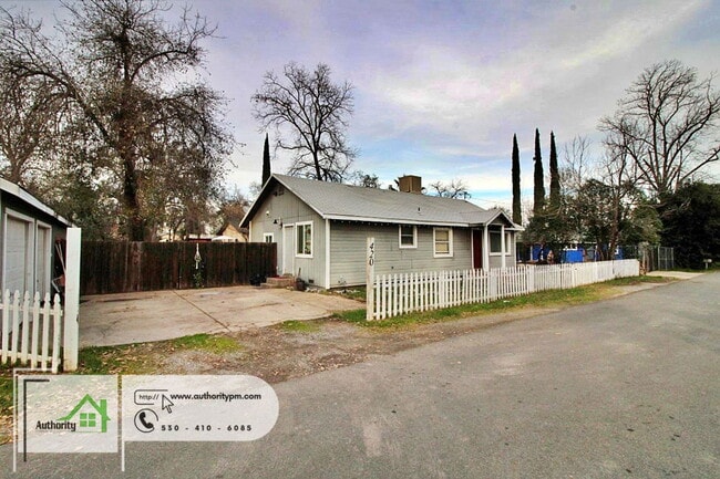 420 Beagle Ln in Redding, CA - Foto de edificio - Building Photo