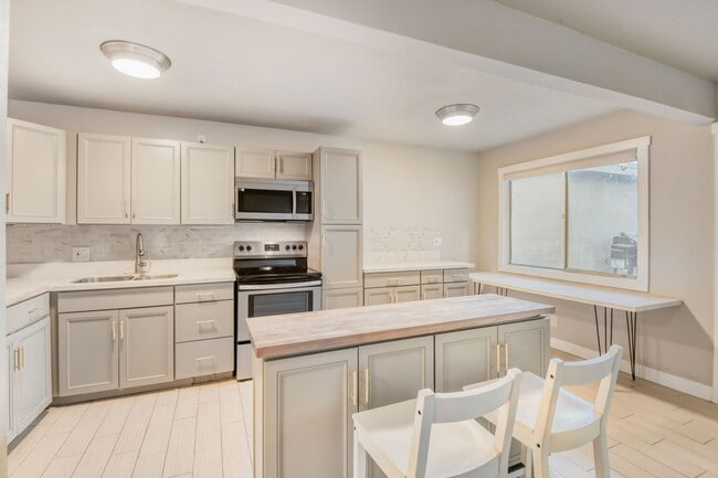 304 Orland St in Las Vegas, NV - Building Photo - Building Photo