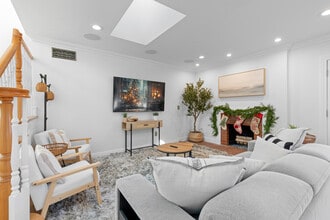 17131 Autumn Cir in Huntington Beach, CA - Building Photo - Building Photo