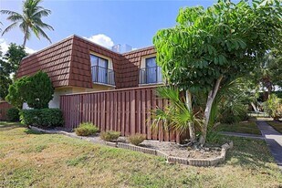 5219 Cedarbend Dr in Ft. Myers, FL - Building Photo