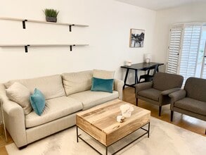 1131 Alta Loma Rd, Unit 123 in West Hollywood, CA - Foto de edificio - Building Photo