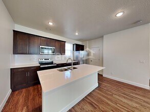 6018 W South Jordan Pky in South Jordan, UT - Foto de edificio - Building Photo