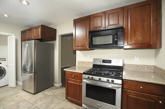9726 Mercedes Ave in Arleta, CA - Building Photo - Building Photo