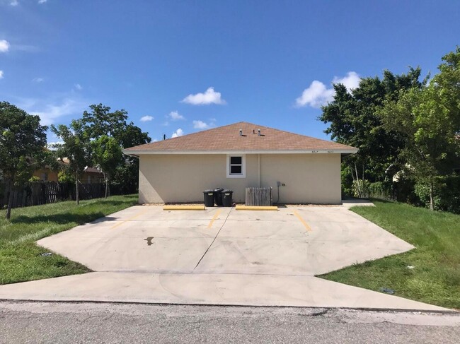 4613 Myla Ln in West Palm Beach, FL - Building Photo - Building Photo