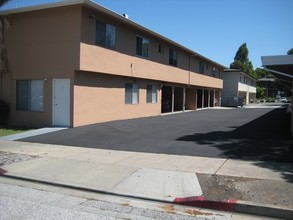 901 Granada St in Belmont, CA - Building Photo - Building Photo