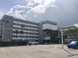 4000 NE 169th St in North Miami Beach, FL - Building Photo
