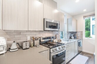 9413 Roosevelt Way NE in Seattle, WA - Building Photo - Building Photo