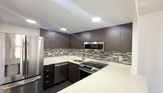 16950 W Dixie Hwy in North Miami Beach, FL - Foto de edificio - Building Photo