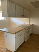 2002 E Sweetwater Ave-Unit -205 in Phoenix, AZ - Building Photo - Building Photo