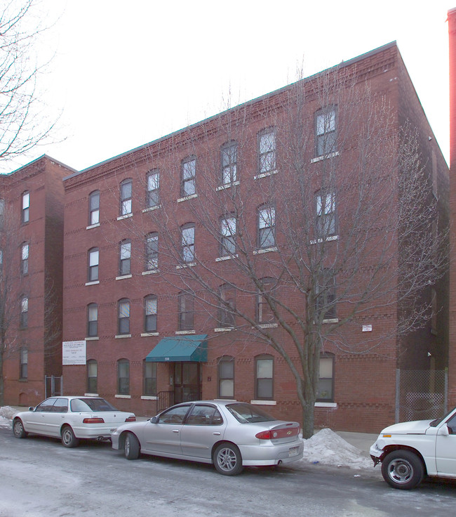 558 S Summer St in Holyoke, MA - Building Photo - Building Photo