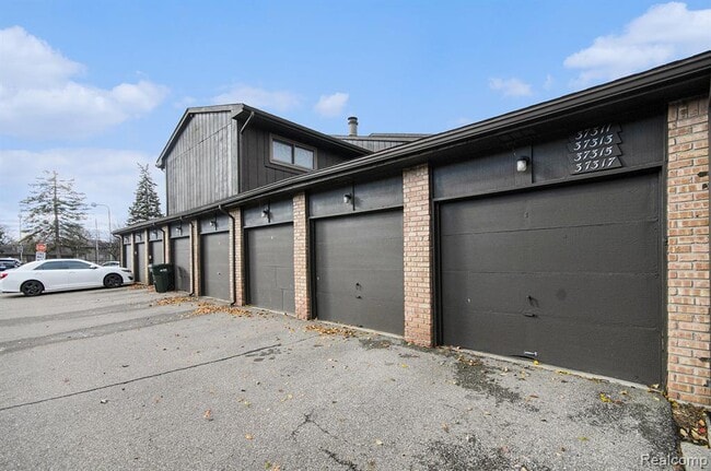 37313 Clubhouse Dr in Sterling Heights, MI - Building Photo - Building Photo