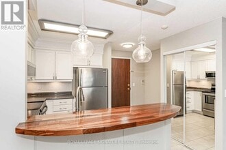 2565 Erin Centre Blvd in Mississauga, ON - Building Photo - Building Photo