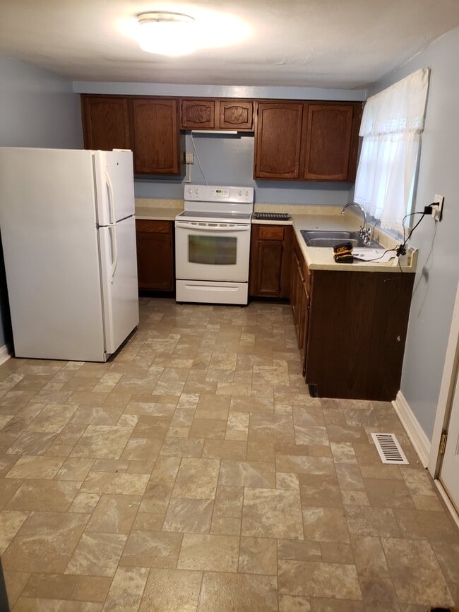 property at 1425 W 10th St