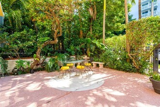 1051 Meridian Ave in Miami Beach, FL - Building Photo - Building Photo