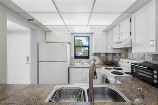 807 River Point Dr in Naples, FL - Building Photo