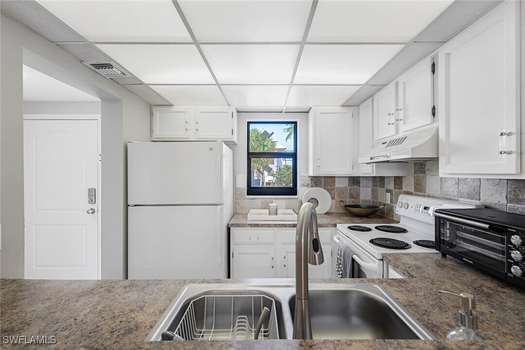 807 River Point Dr in Naples, FL - Building Photo