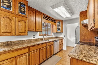 12816 NE 68th St in Kirkland, WA - Foto de edificio - Building Photo