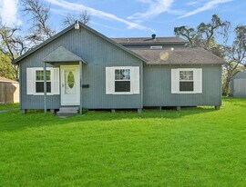 1029 Sycamore St in La Marque, TX - Building Photo