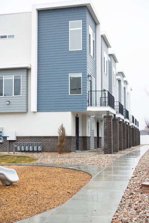 2353 Leigh Ln in West Haven, UT - Building Photo