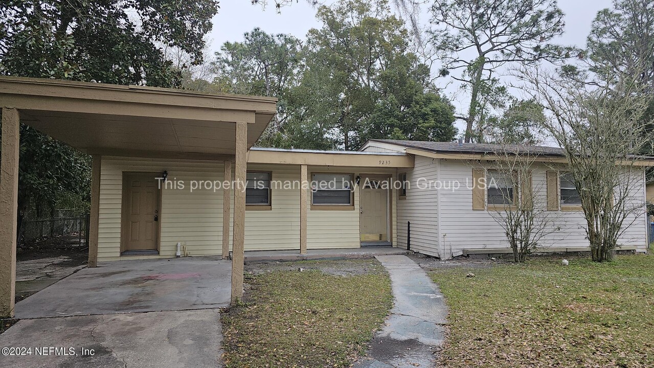 9235 Devonshire Blvd in Jacksonville, FL - Building Photo