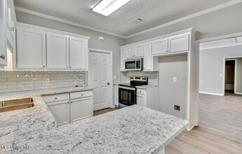301 White Oak Dr in Brandon, MS - Foto de edificio - Building Photo