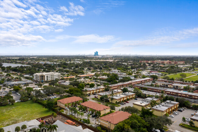 Town Square & Oak Landing Townhouses in Davie, FL - Building Photo - Building Photo