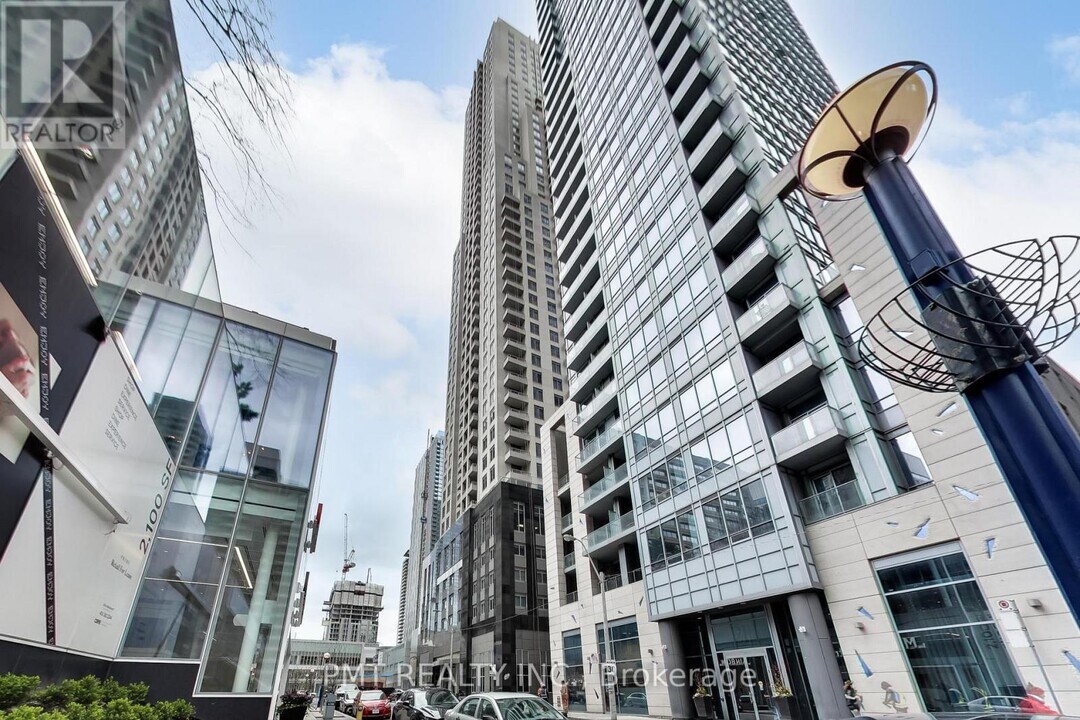 35-735 Balmuto St in Toronto, ON - Building Photo