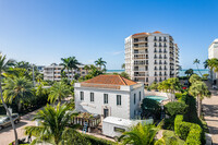 Via Delfino Condominium in Naples, FL - Foto de edificio - Building Photo