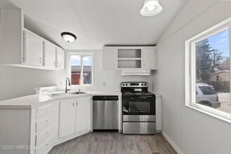4803 W Ahtanum Rd in Yakima, WA - Building Photo - Building Photo