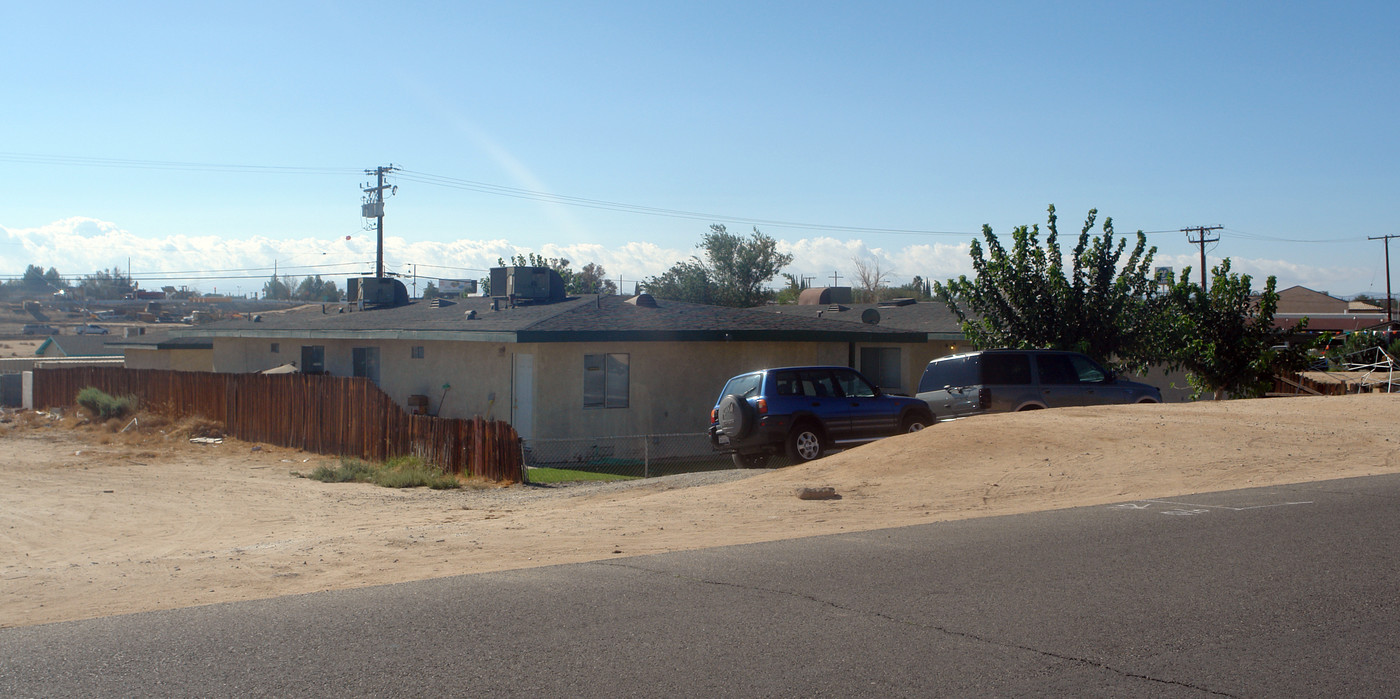 15449 Morada Rd in Victorville, CA - Building Photo