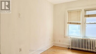 5038 Huron St in Niagara Falls, ON - Building Photo - Building Photo